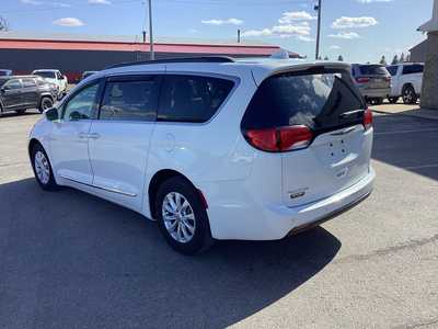 2017 Chrysler Pacifica, $15975. Photo 5