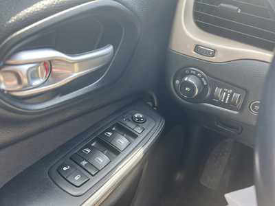 2015 Jeep Cherokee, $9975. Photo 9