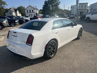 2015 Chrysler 300, $13975. Photo 3