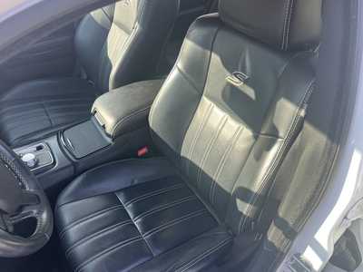 2015 Chrysler 300, $13975. Photo 6