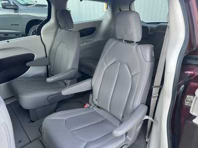2019 Chrysler Pacifica, $15575. Photo 5