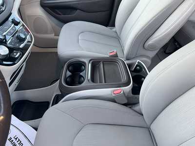 2019 Chrysler Pacifica, $15575. Photo 8