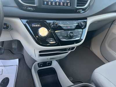 2019 Chrysler Pacifica, $15575. Photo 9