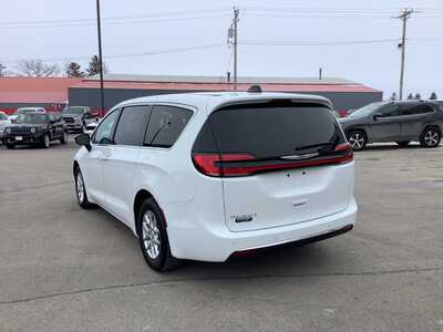 2025 Chrysler Pacifica, $32975. Photo 3
