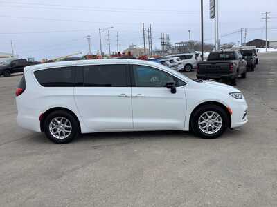 2025 Chrysler Pacifica, $32975. Photo 5