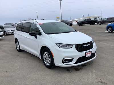 2025 Chrysler Pacifica, $32975. Photo 6