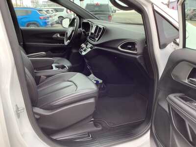 2025 Chrysler Pacifica, $32975. Photo 7