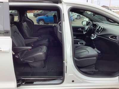 2025 Chrysler Pacifica, $32975. Photo 8