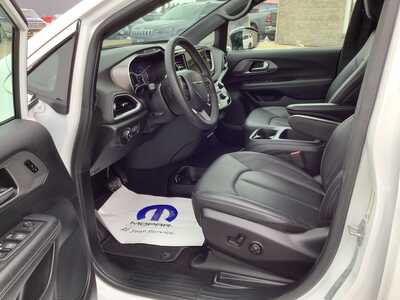 2025 Chrysler Pacifica, $32975. Photo 12