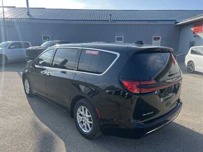 2025 Chrysler Pacifica, $32975. Photo 4