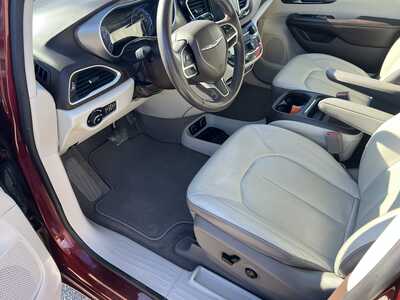 2019 Chrysler Pacifica, $17575. Photo 7