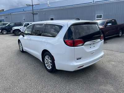 2022 Chrysler Voyager, $16975. Photo 4