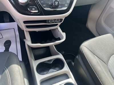 2022 Chrysler Voyager, $16975. Photo 6
