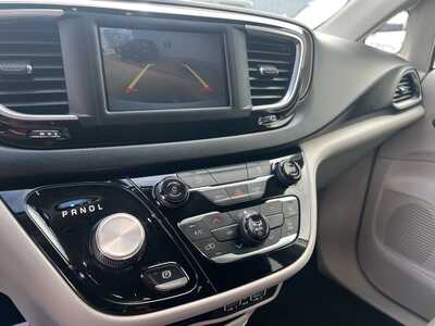 2022 Chrysler Voyager, $16975. Photo 7