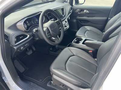 2026 Chrysler Pacifica, $45375. Photo 5