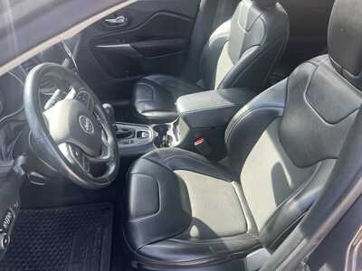 2019 Jeep Cherokee, $17575. Photo 5