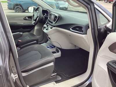 2022 Chrysler Voyager, $20975. Photo 7