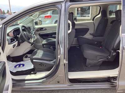 2022 Chrysler Voyager, $20975. Photo 10