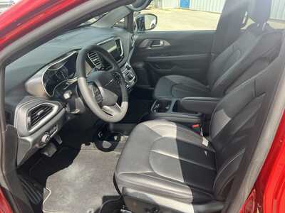2025 Chrysler Pacifica, $42975. Photo 6