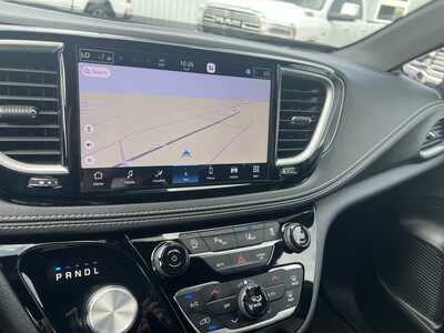 2025 Chrysler Pacifica, $42975. Photo 10