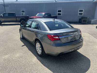 2013 Chrysler 200, $9975. Photo 4