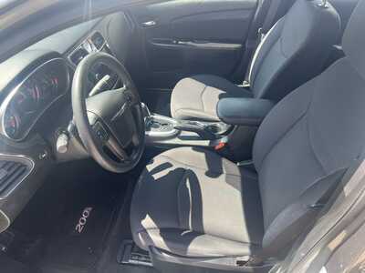 2013 Chrysler 200, $9975. Photo 6