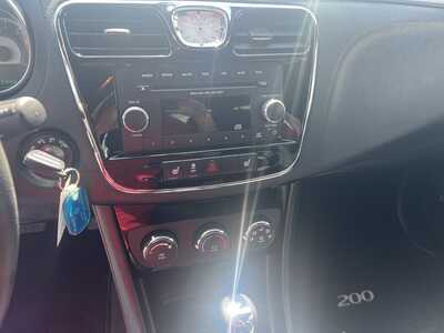 2013 Chrysler 200, $9975. Photo 8