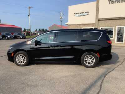 2025 Chrysler Pacifica, $31975. Photo 2