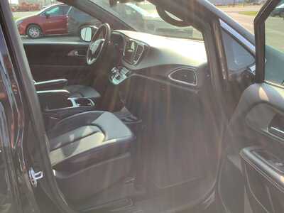 2025 Chrysler Pacifica, $31975. Photo 7