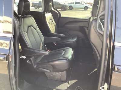 2025 Chrysler Pacifica, $31975. Photo 8