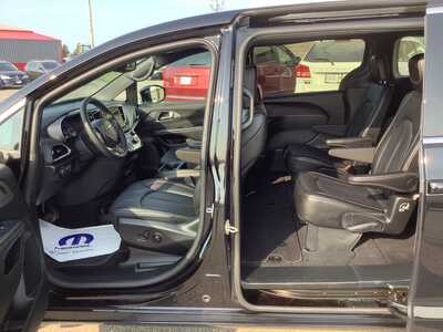 2025 Chrysler Pacifica, $31975. Photo 11