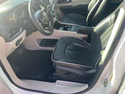 2023 Chrysler Pacifica, $26975. Photo 6