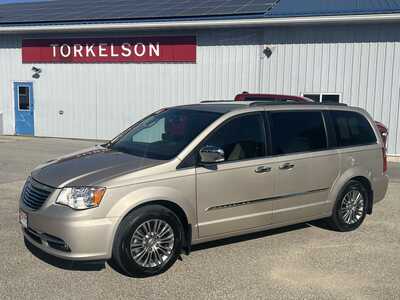 2016 Chrysler Town & Country, $11975. Photo 1