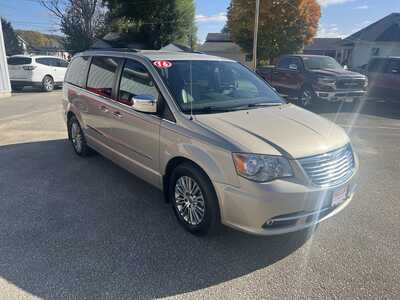 2016 Chrysler Town & Country, $11975. Photo 2