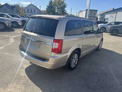 2016 Chrysler Town & Country, $11975. Photo 3
