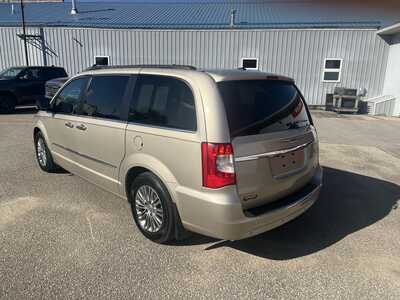 2016 Chrysler Town & Country, $11975. Photo 4