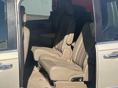 2016 Chrysler Town & Country, $11975. Photo 5