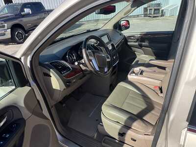 2016 Chrysler Town & Country, $11975. Photo 7