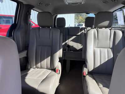 2016 Chrysler Town & Country, $11975. Photo 9