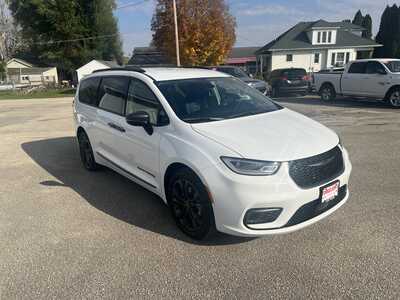 2024 Chrysler Pacifica, $33975. Photo 2
