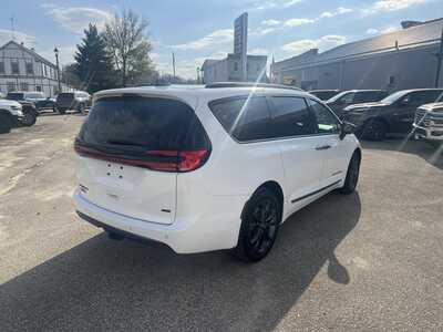 2024 Chrysler Pacifica, $33975. Photo 3