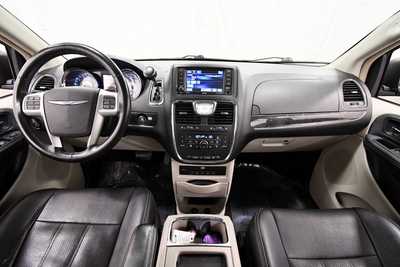 2015 Chrysler Town & Country, $11679. Photo 3