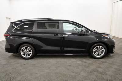 2022 Toyota Sienna, $44999. Photo 8