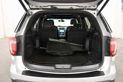 2017 Ford Explorer, $19299. Photo 7