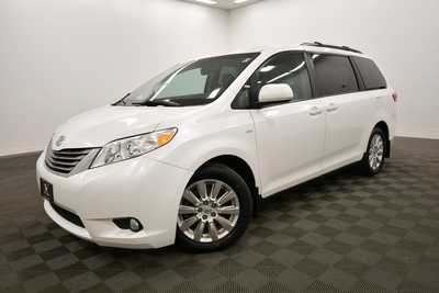 2016 Toyota Sienna, $17999. Photo 2