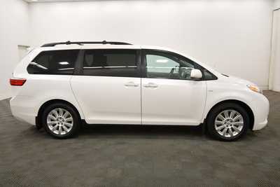 2016 Toyota Sienna, $17999. Photo 9
