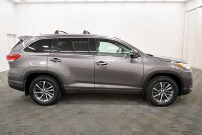 2017 Toyota Highlander, $25999. Photo 9