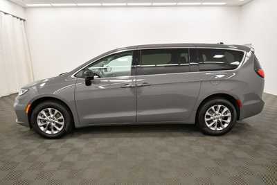 2024 Chrysler Pacifica, $44499. Photo 4