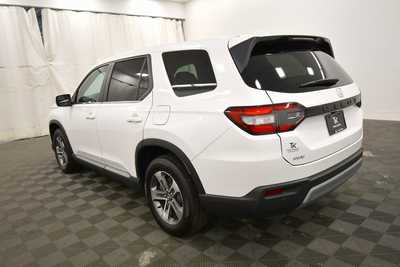 2025 Honda Pilot, $43999. Photo 5