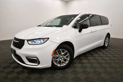 2024 Chrysler Pacifica, $32930. Photo 2